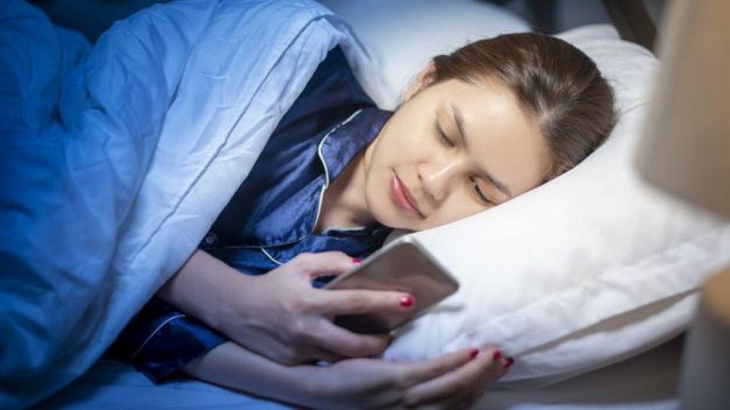 Bahaya Menyimpan Handphone di Bawah Bantal Saat Tidur