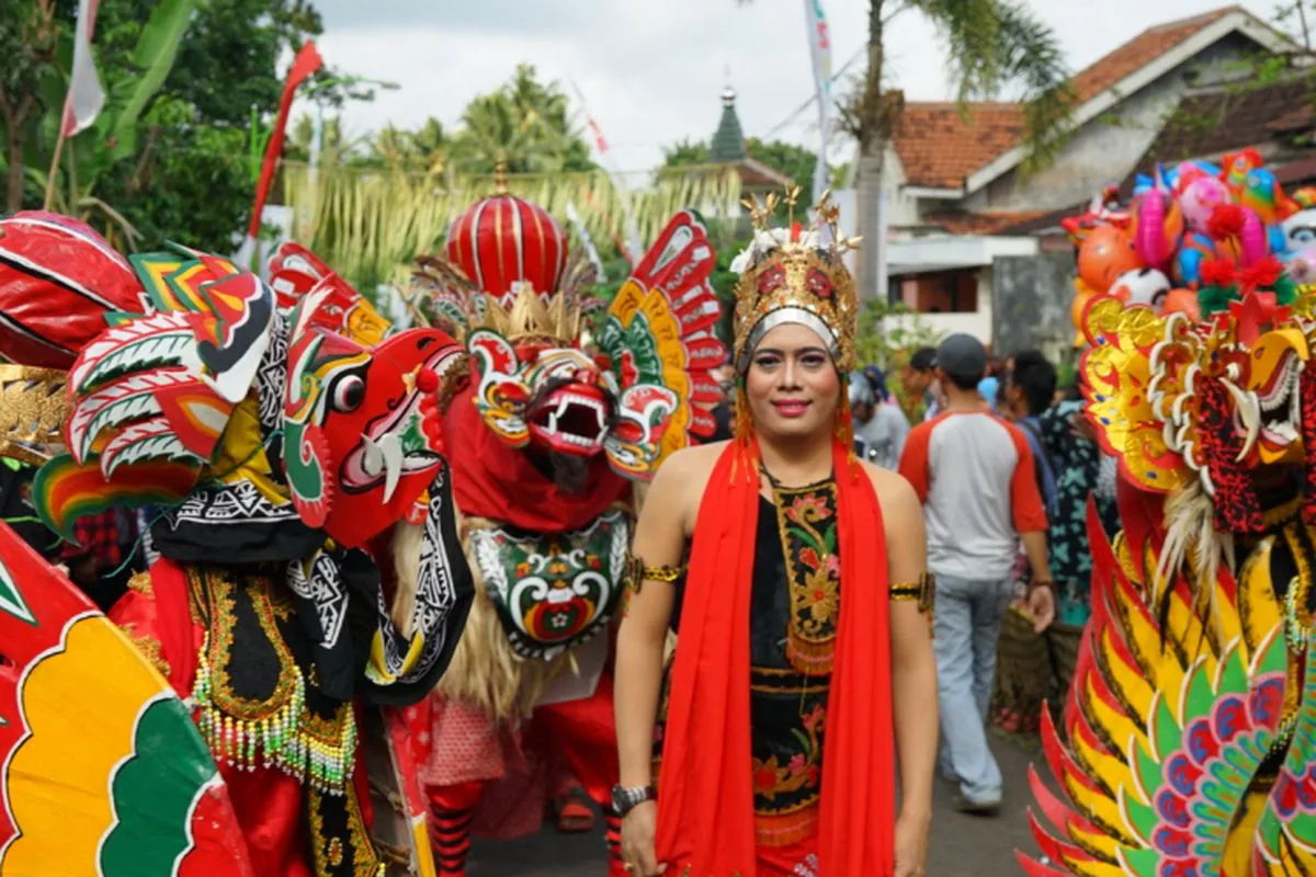 barong ider bumi kemiren, barong ider bumi, desa adat: Mengapa Barong Ider Bumi Kemiren Disebut Tradisi Sakral
