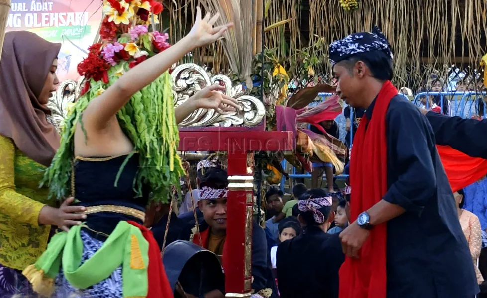 tradisi seblang banyuwangi, seblang olehsari, seblang