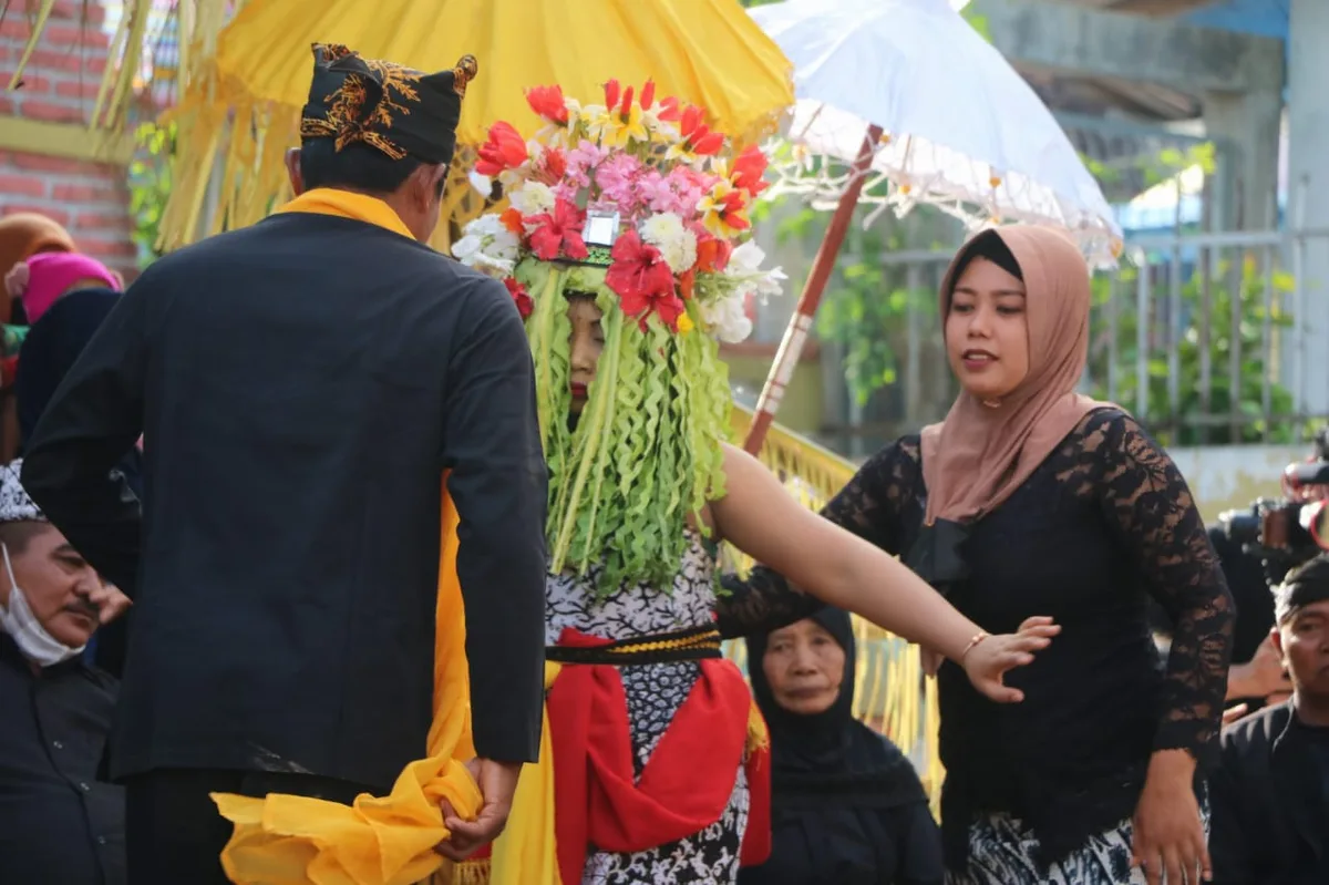 tradisi seblang banyuwangi, seblang olehsari, seblang