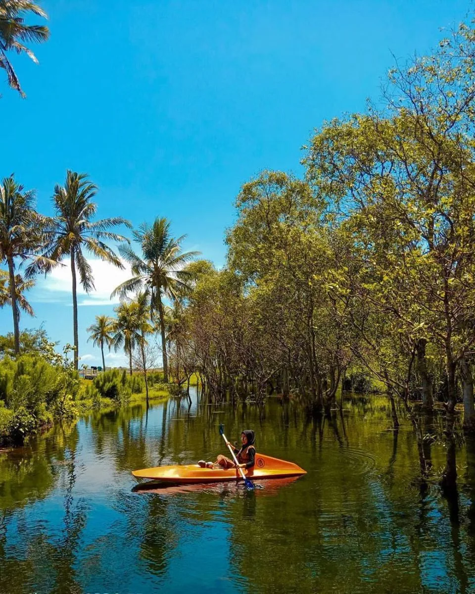 pantai cacalan banyuwangi, pantai cacalan, kano pantai: Spot Santai Banyuwangi di Sekitar Cacalan: Suasana yang