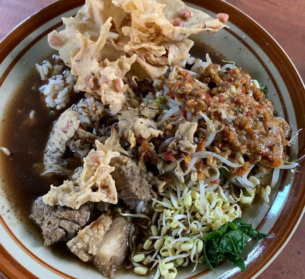 pecel rawon banyuwangi, pecel rawon, nasi pecel rawon,: Menelusuri Kuah Hitam Kluwek yang Legendaris
