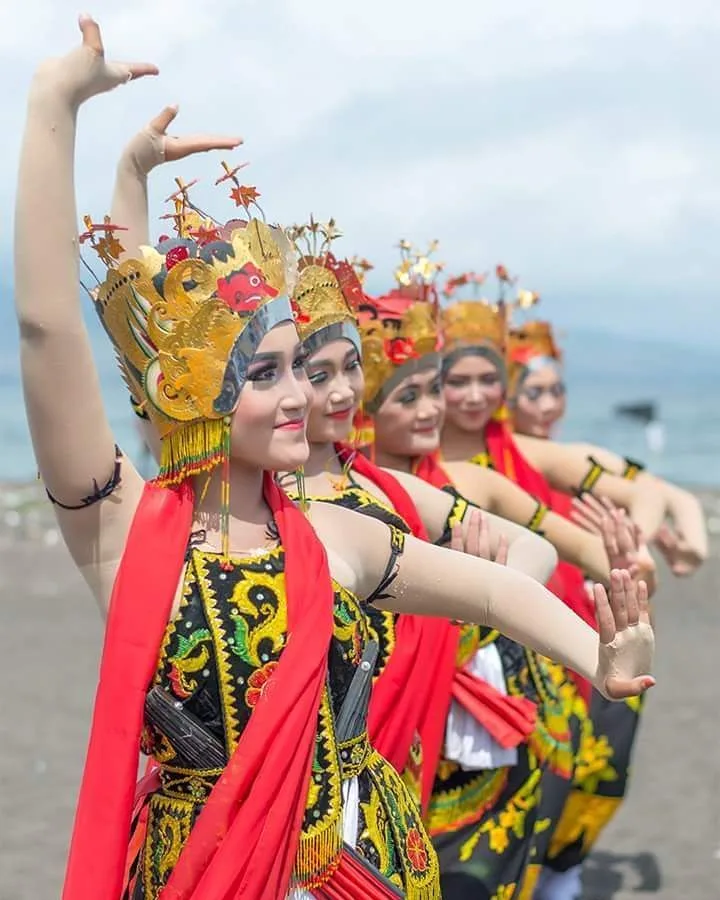 tari gandrung banyuwangi, tari gandrung, gandrung: Menjaga Nyala Tari Gandrung Banyuwangi di Tengah Perubahan
