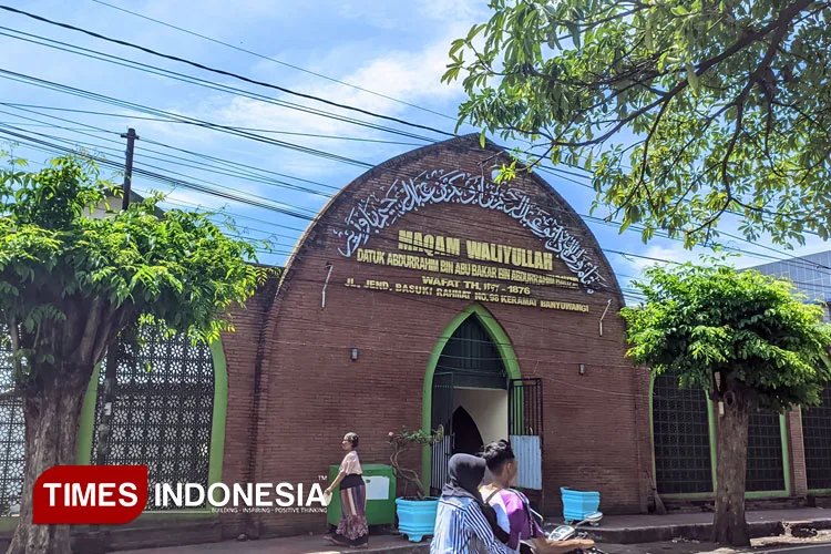 makam datuk ibrahim bauzir, datuk ibrahim banyuwangi, makam: Sejarah Islam Banyuwangi dan Peran Tokoh Karismatik