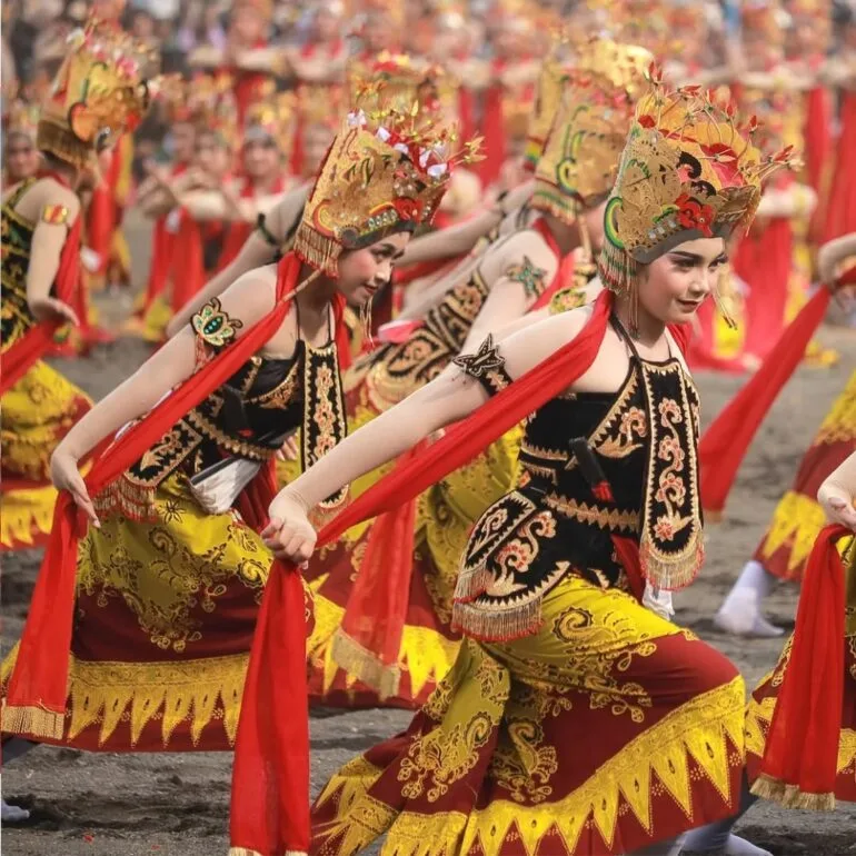 tari gandrung banyuwangi, tari gandrung, gandrung: Musik Pengiring dan Peran Gendang dalam Tari Gandrung