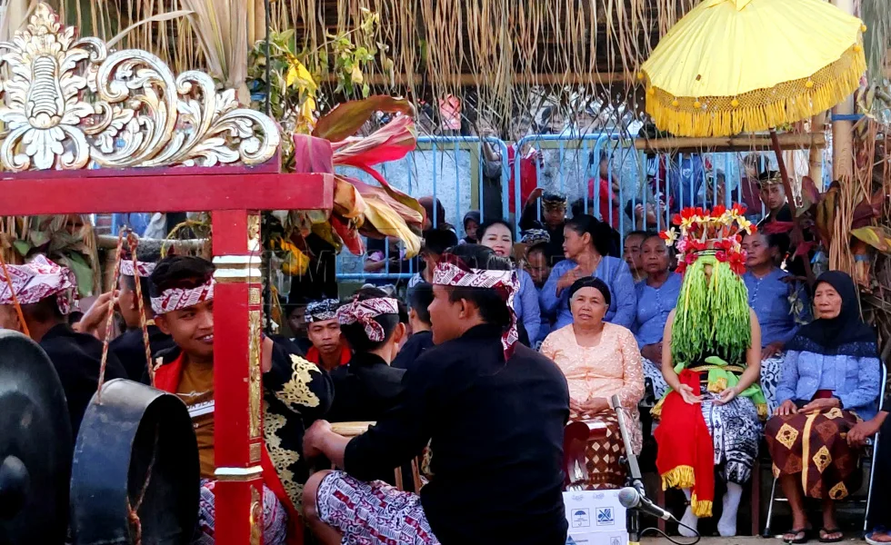 tradisi seblang banyuwangi, seblang olehsari, seblang: Seblang Bakungan: Energi Liar dan Penuh Semangat dari Tepi