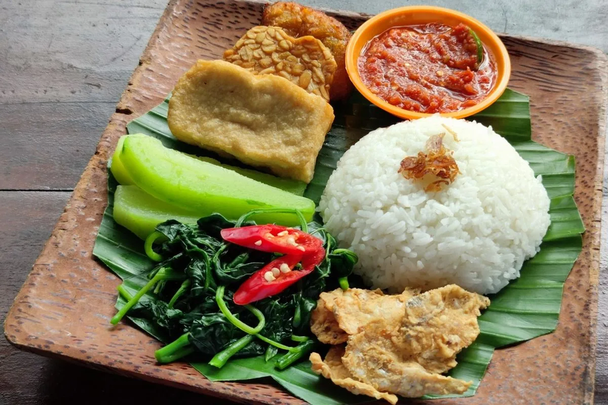 sego tempong banyuwangi, sego tempong, nasi tempong: Lezatnya Sego Tempong Banyuwangi: Pedas Nampol Sambal Tomat