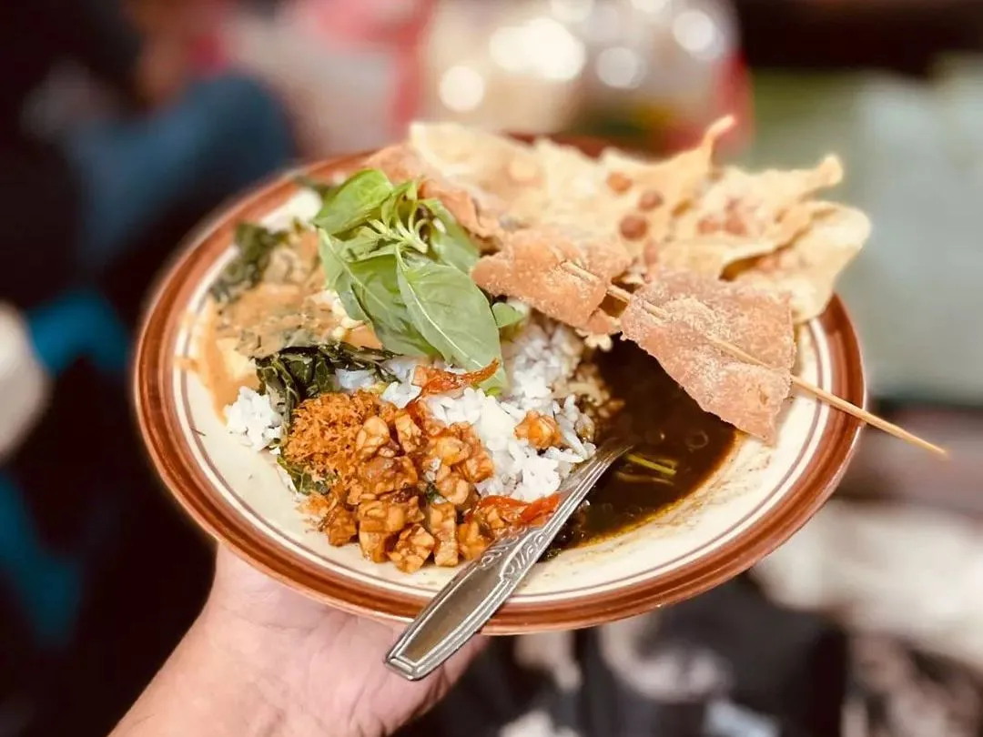 pecel rawon banyuwangi, pecel rawon, nasi pecel rawon, - Sinergi Rasa: Bagaimana Bumbu Pecel dan Kuah Kluwek Saling