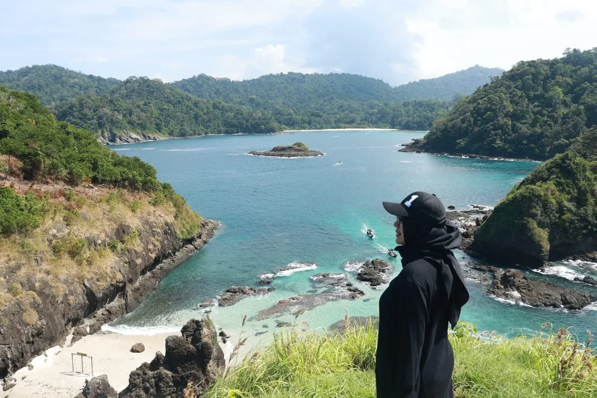 pantai bedil banyuwangi, pulau bedil banyuwangi, pantai: Menyingkap Pesona Pantai Bedil Banyuwangi: Gua Karang Unik