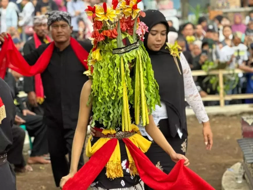 tradisi seblang banyuwangi, seblang olehsari, seblang