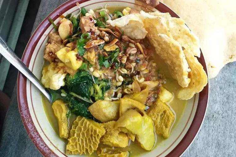 rujak soto banyuwangi, rujak soto, kuliner rujak soto,: Komposisi Sayur dan Bumbu Kacang yang Membentuk Karakter