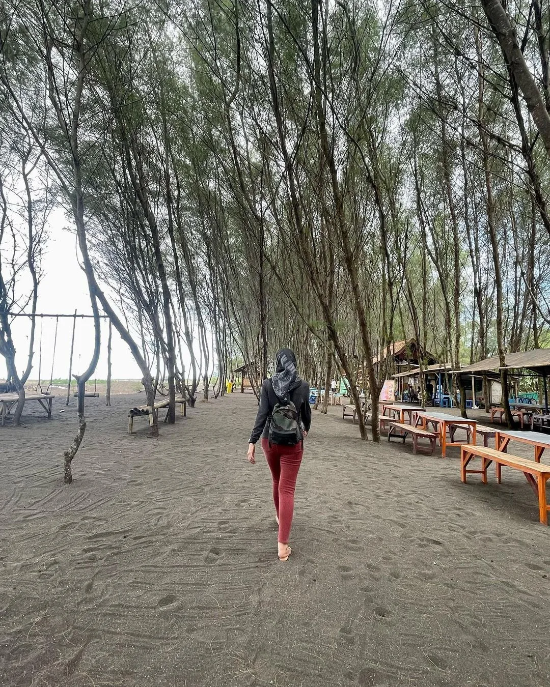 pantai cemara banyuwangi, pantai cemara, hutan cemara - Kuliner dan Fasilitas Pendukung di Sekitar Kawasan