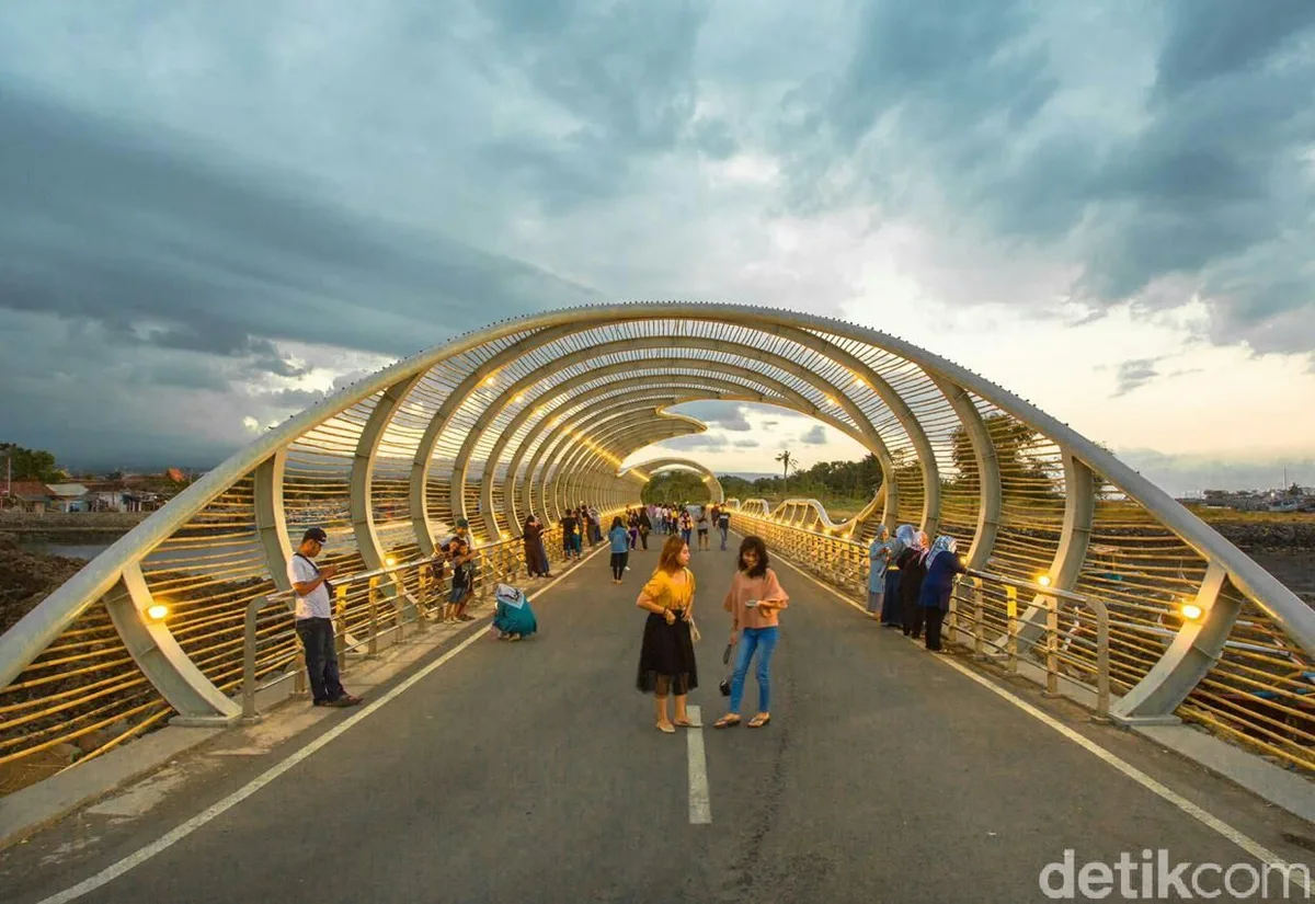 pantai boom marina banyuwangi, pantai boom banyuwangi,: Pesona Pantai Boom Marina Banyuwangi: Jembatan Spiral Viral