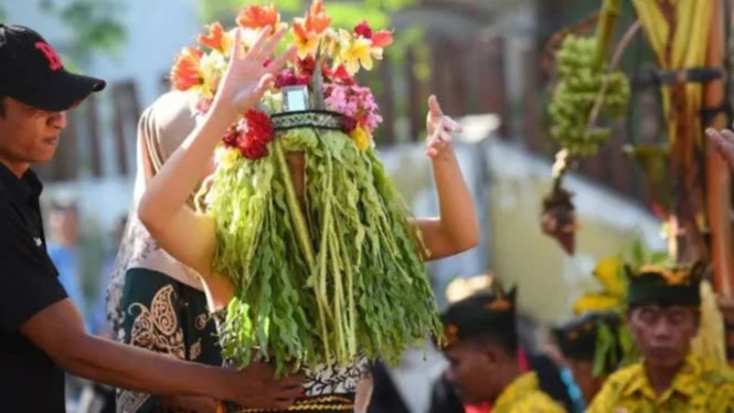 tradisi seblang banyuwangi, seblang olehsari, seblang