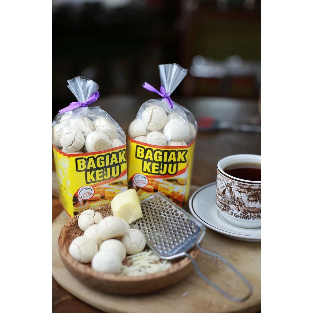 kue bagiak banyuwangi, bagiak banyuwangi, oleh oleh bagiak,: Perbandingan Bagiak dengan Camilan Tradisional Lain sebagai