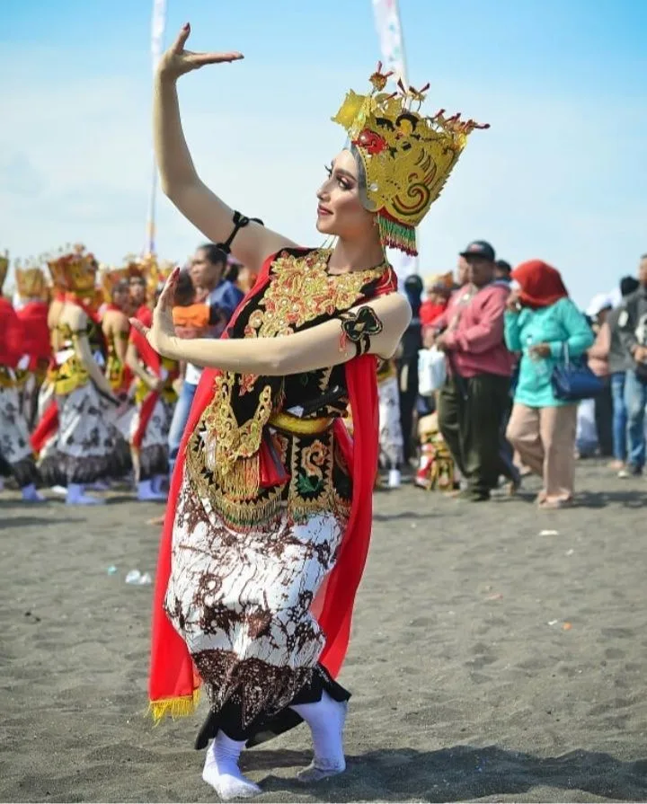 tari gandrung banyuwangi, tari gandrung, gandrung: Kostum Tari Gandrung: Busana Merah, Kipas, dan Simbol