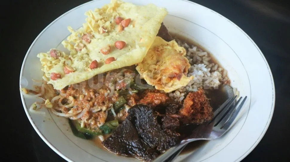 pecel rawon banyuwangi, pecel rawon, nasi pecel rawon,