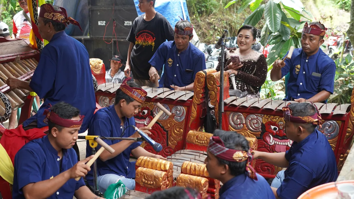 kesenian angklung paglak banyuwangi, angklung paglak, musik: Upaya Pelestarian: dari Desa Sampai Panggung Festival