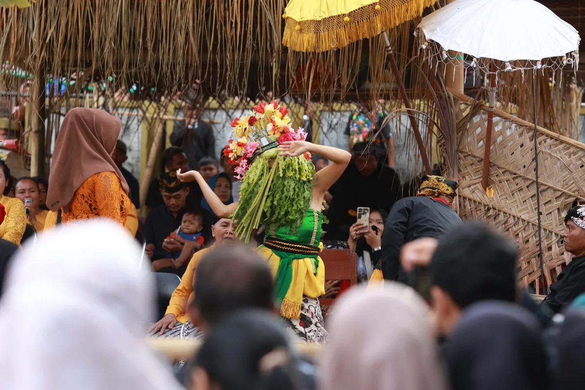 tradisi seblang banyuwangi, seblang olehsari, seblang - Tata Cara Menyaksikan Ritual Seblang Banyuwangi dengan Sopan
