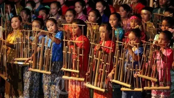kesenian angklung paglak banyuwangi, angklung paglak, musik: Anatomi Angklung Paglak: Bilah Bambu yang Disusun, Bukan