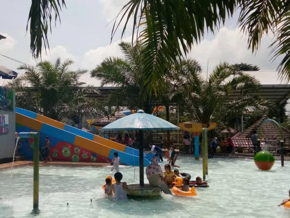 mirah fantasi banyuwangi, mirah fantasi, kolam renang mirah: Perbandingan Fasilitas: Kolam Renang Mirah Fantasi vs