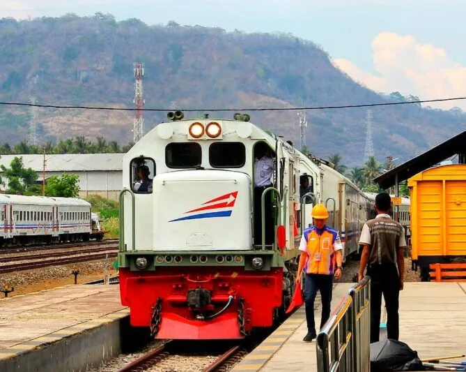 stasiun banyuwangi kota, stasiun karangasem, jadwal kereta