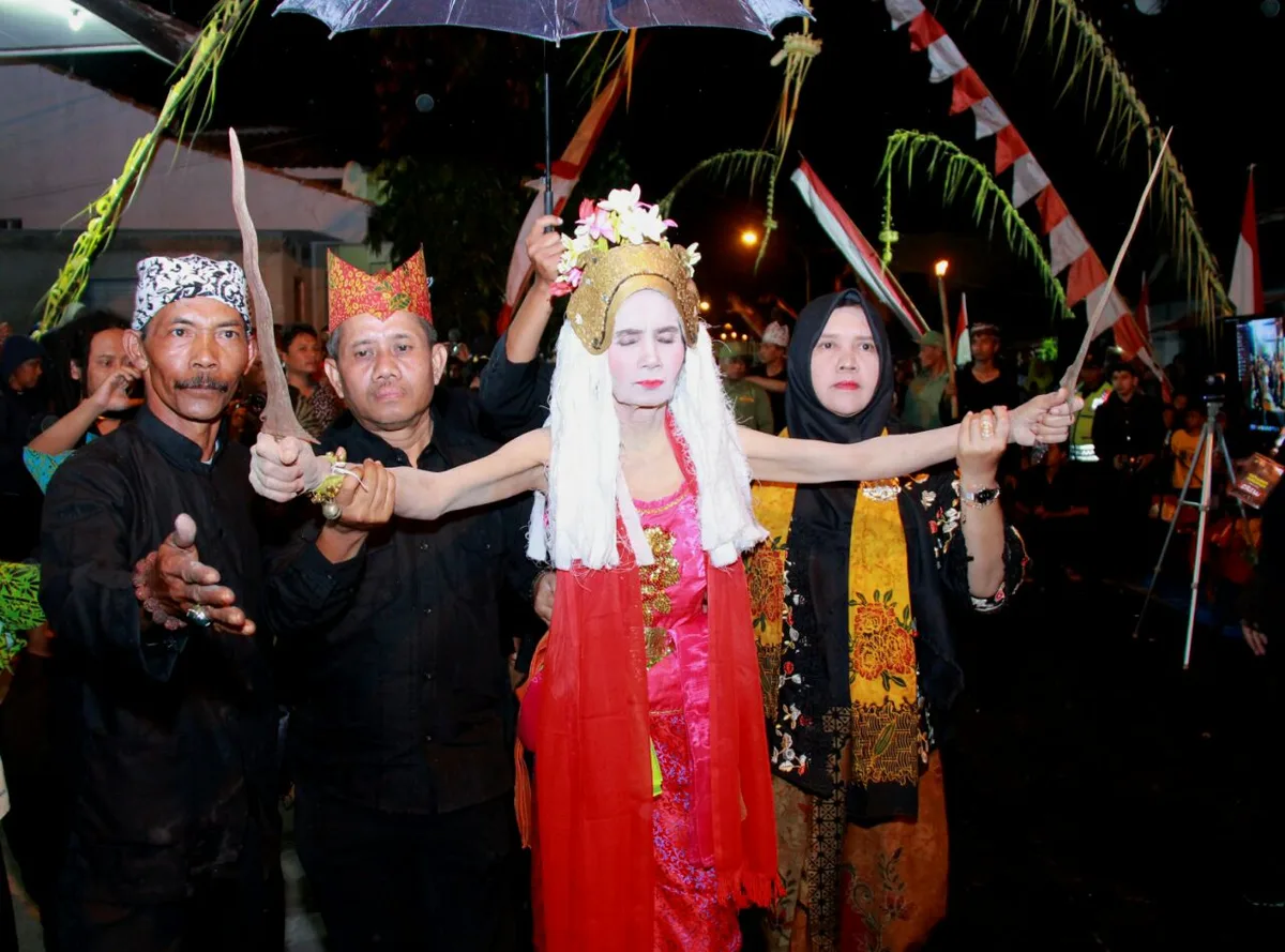 tradisi seblang banyuwangi, seblang olehsari, seblang