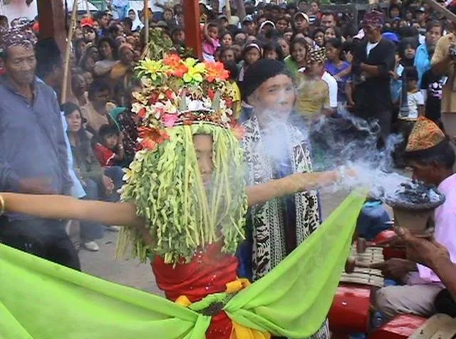 tradisi seblang banyuwangi, seblang olehsari, seblang
