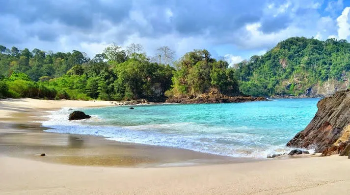teluk hijau banyuwangi, green island banyuwangi, teluk ijo