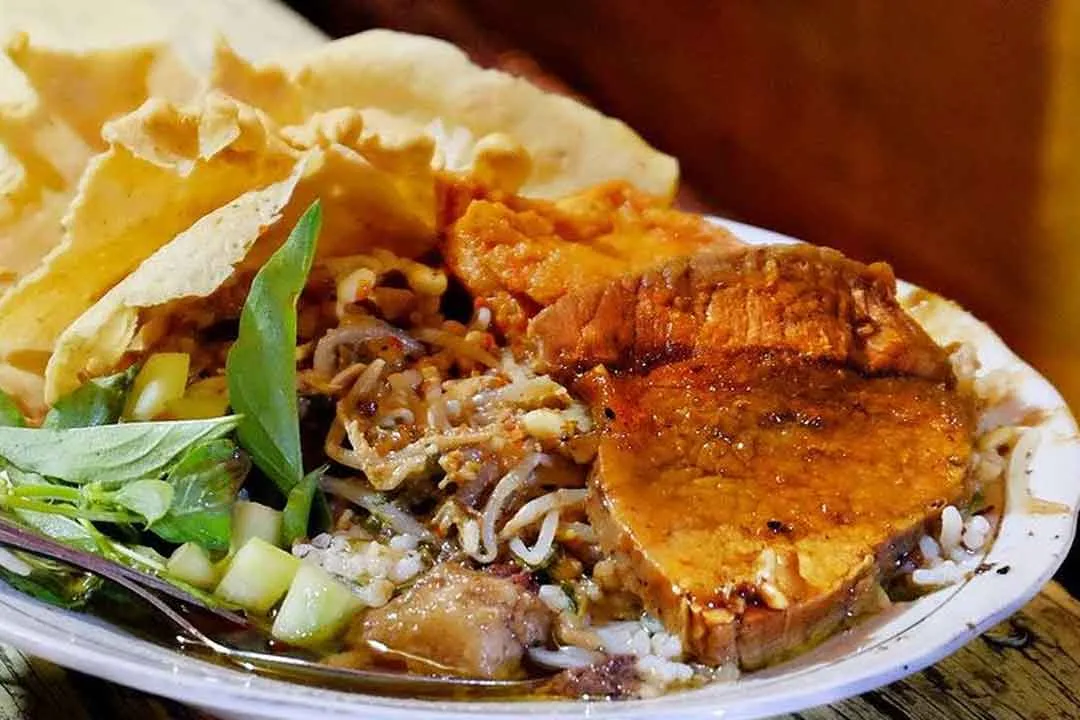 pecel rawon banyuwangi, pecel rawon, nasi pecel rawon,: Menikmati Nasi Pecel Rawon: Panduan Penyajian yang Tepat
