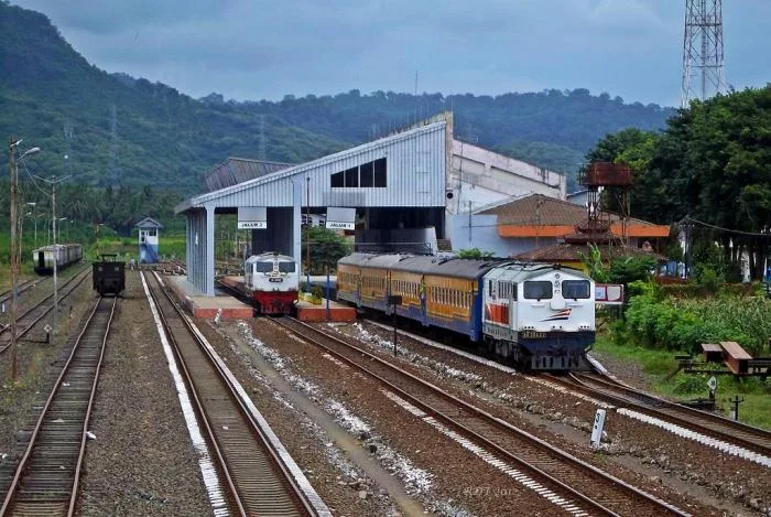 stasiun banyuwangi kota, stasiun karangasem, jadwal kereta