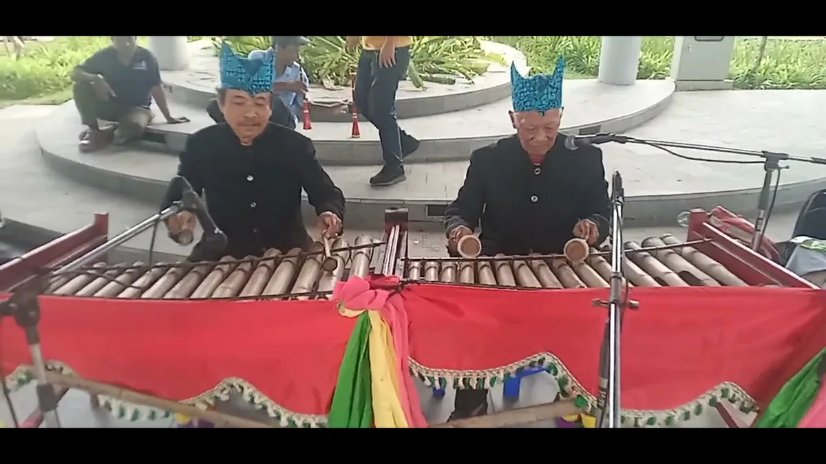 kesenian angklung paglak banyuwangi, angklung paglak, musik: Pakaian, Atribut, dan Identitas dalam Ritual Tani Banyuwangi