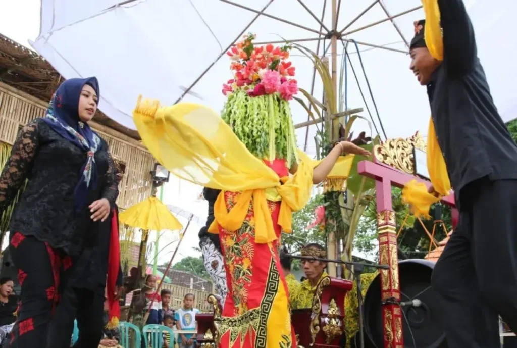 tradisi seblang banyuwangi, seblang olehsari, seblang