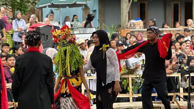 tradisi seblang banyuwangi, seblang olehsari, seblang