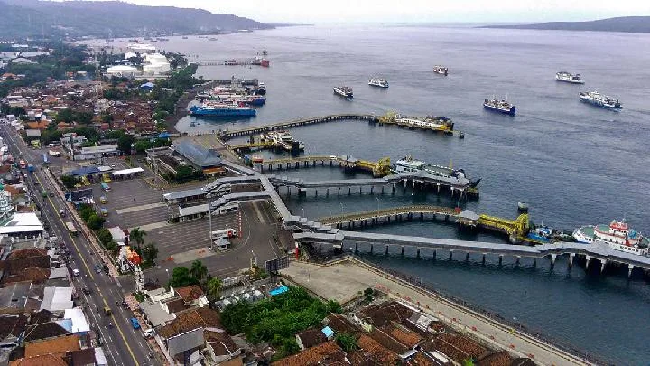 pelabuhan ketapang banyuwangi, pelabuhan ketapang, tiket: Perbandingan Moda Penyeberangan: Feri Reguler dan