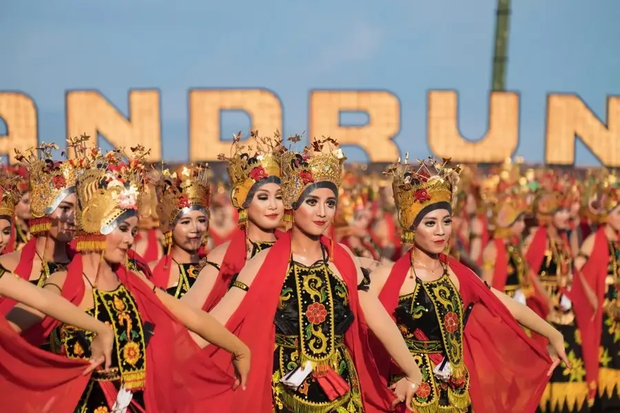 tari gandrung banyuwangi, tari gandrung, gandrung - Perbandingan Gandrung Banyuwangi dengan Seni Tradisi