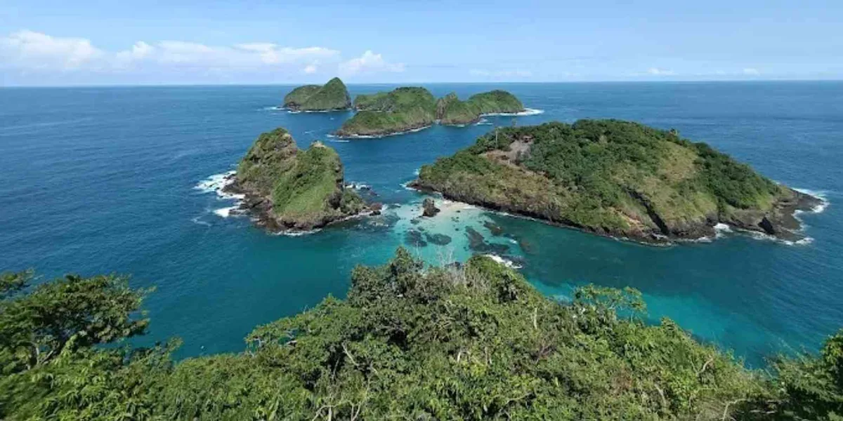 pantai bedil banyuwangi, pulau bedil banyuwangi, pantai: Gua Karang Unik: Daya Tarik Utama Pantai Bedil Banyuwangi