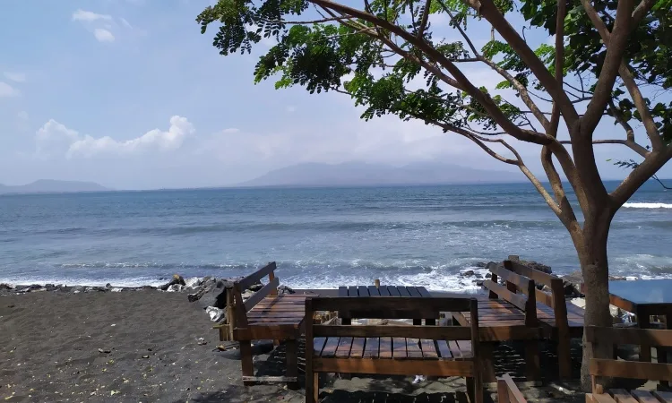 pantai cacalan banyuwangi, pantai cacalan, kano pantai