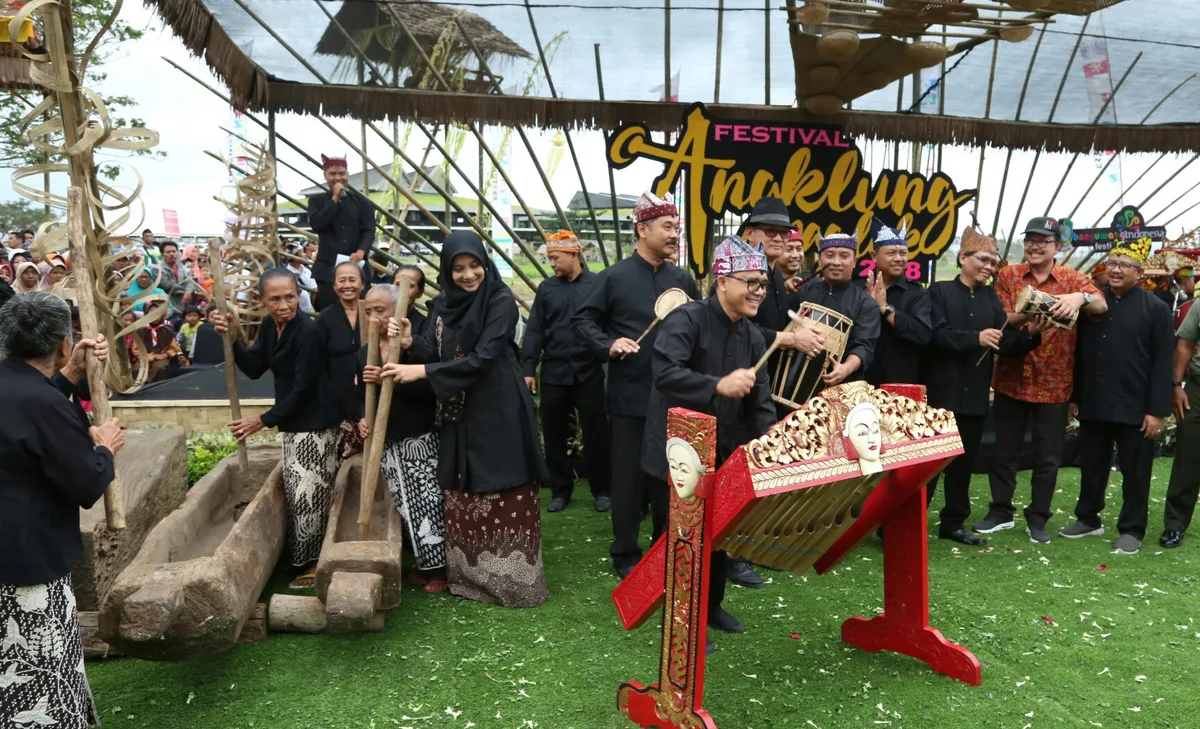 kesenian angklung paglak banyuwangi, angklung paglak, musik - Mengajarkan Angklung Paglak Kepada Generasi Muda