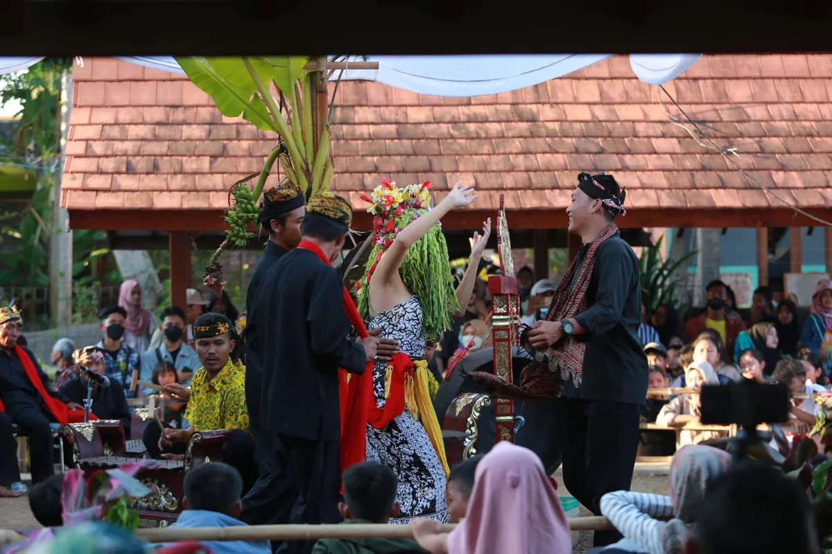tradisi seblang banyuwangi, seblang olehsari, seblang - FAQ Seputar Tradisi Seblang Banyuwangi