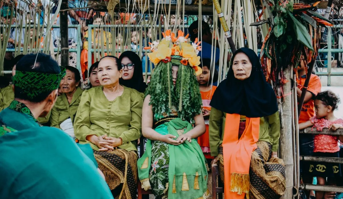 tradisi seblang banyuwangi, seblang olehsari, seblang