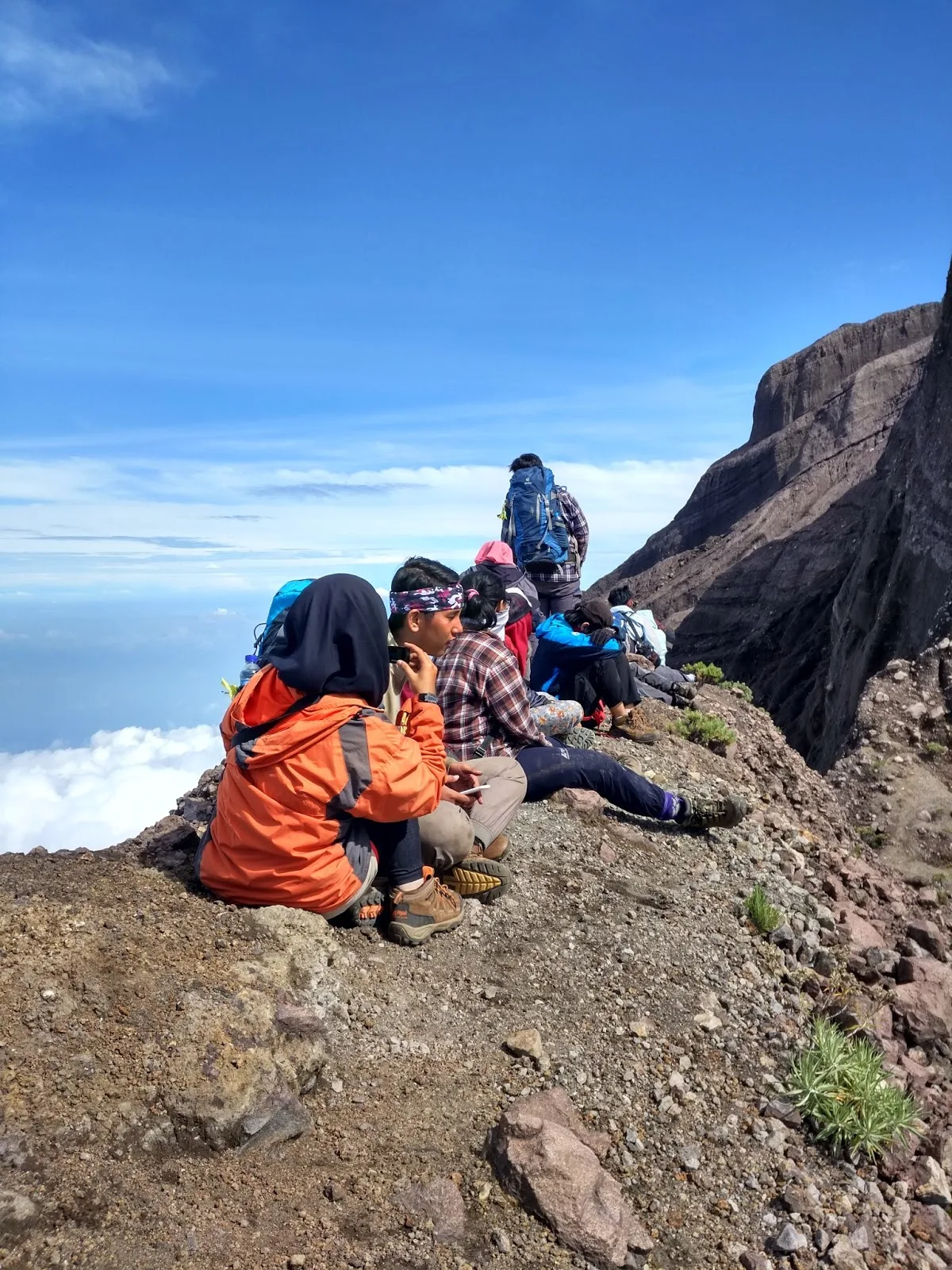 gunung raung banyuwangi, gunung raung, pendakian gunung: Perbandingan Jalur Sirotol Mustaqim dengan Jalur Populer
