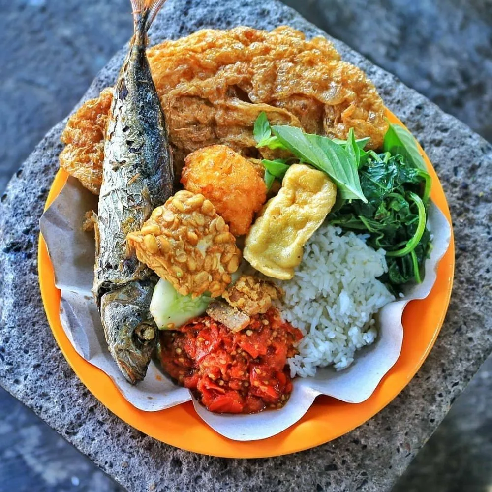 sego tempong banyuwangi, sego tempong, nasi tempong - Komponen Lengkap dalam Satu Piring Sego Tempong